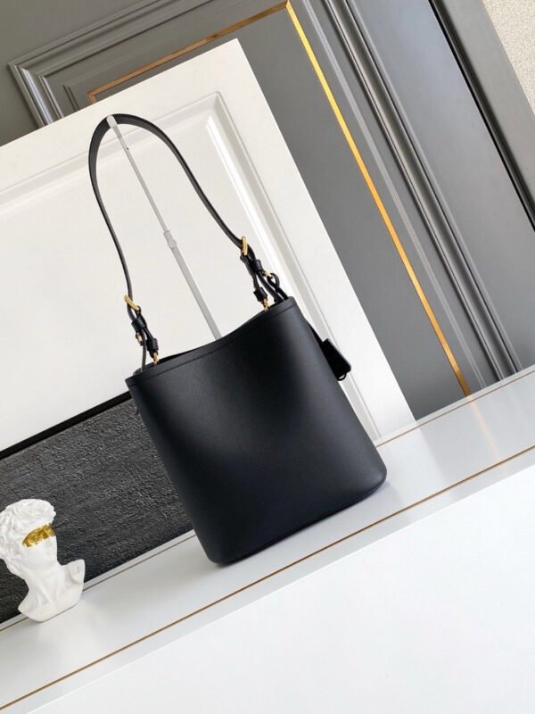 Medium leather bag