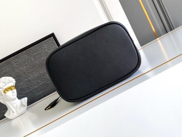 Medium leather bag