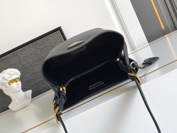 Medium leather bag