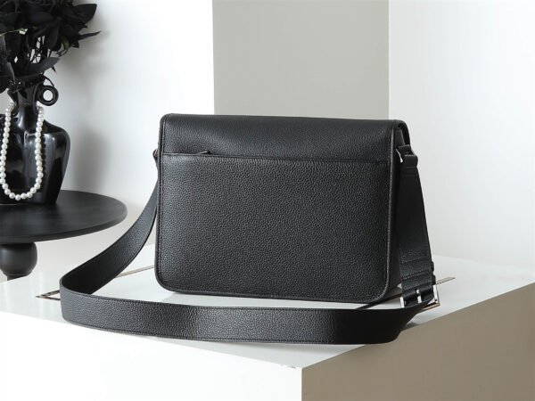 Leather shoulder bag